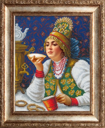 Русская красавица за чаем