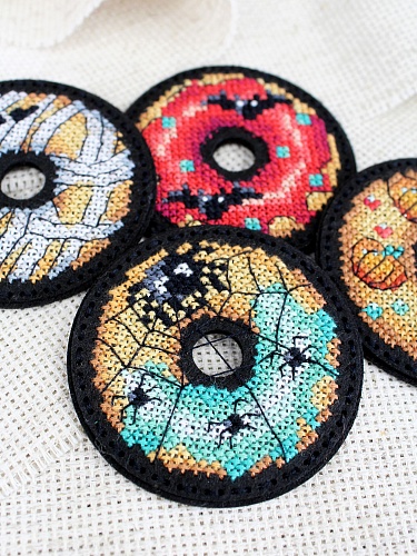 Хэллоуинские пончики. Значки. Магниты