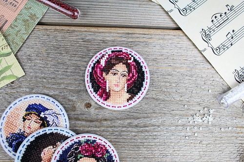 Дамы. Значки. Магниты