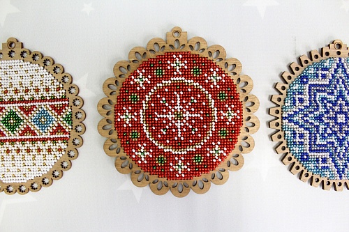 Новогодний красный шар