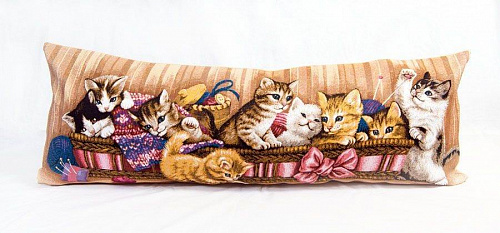 Игривые котята в корзине - гобеленовая наволочка