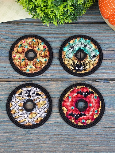 Хэллоуинские пончики. Значки. Магниты