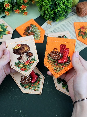 Набор для вышивания Осенняя гирлянда оранжевая (7 флажков)