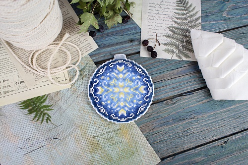 Новогодний шар. Крылатый почтальон