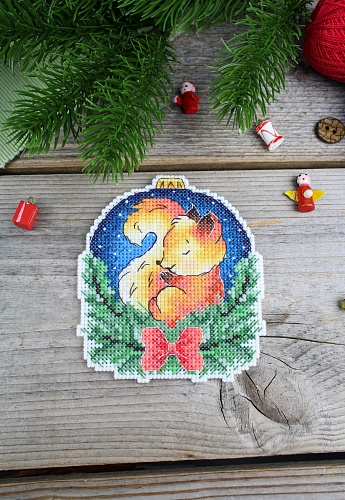 Новогодний шар с белочкой