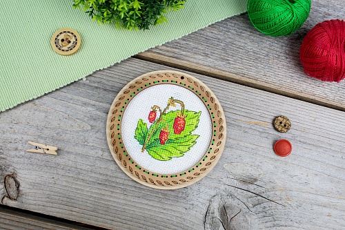 Миниатюра. Дачные ягоды. Земляника