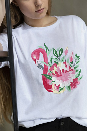 Раскраска на футболке Фламинго в цветах