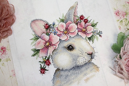 Вышивка крестом Кролик в цветах