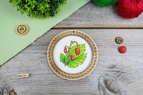 Миниатюра. Дачные ягоды. Земляника