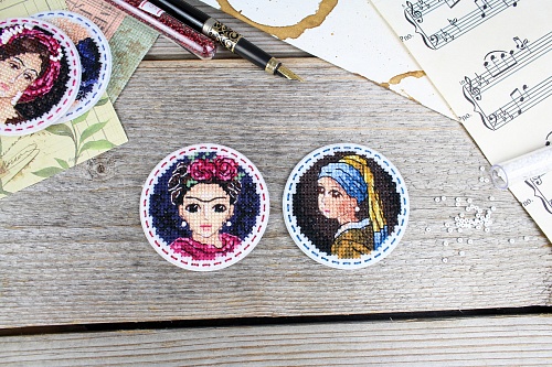 Дамы. Значки. Магниты