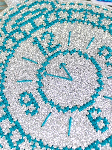 Новогодняя игрушка Скоро полночь