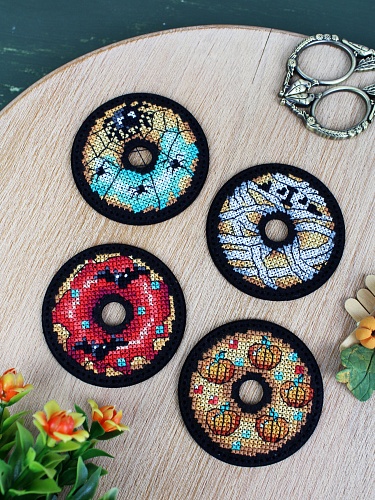 Хэллоуинские пончики. Значки. Магниты