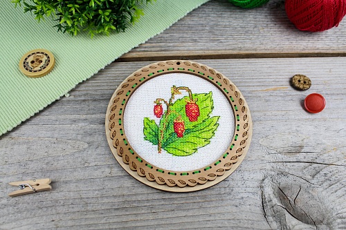 Миниатюра. Дачные ягоды. Земляника