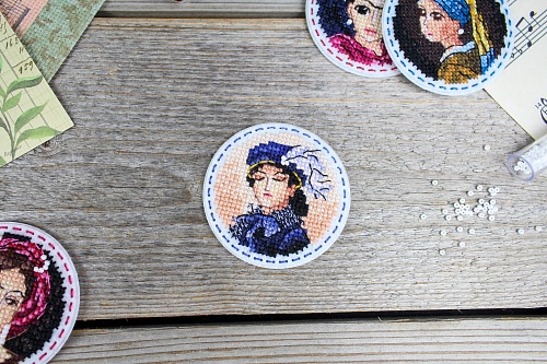 Дамы. Значки. Магниты