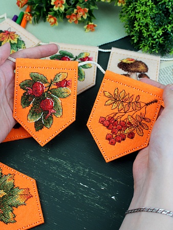 Набор для вышивания Осенняя гирлянда бежевая (7 флажков)