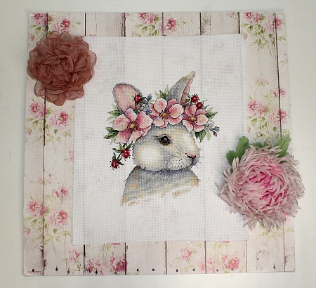 Вышивка крестом Кролик в цветах