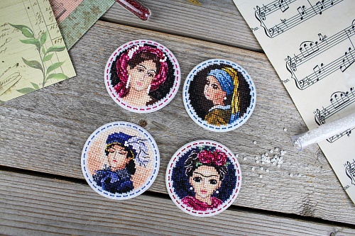 Дамы. Значки. Магниты