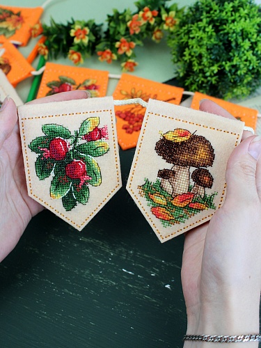 Осенняя гирлянда бежевая (7 флажков)