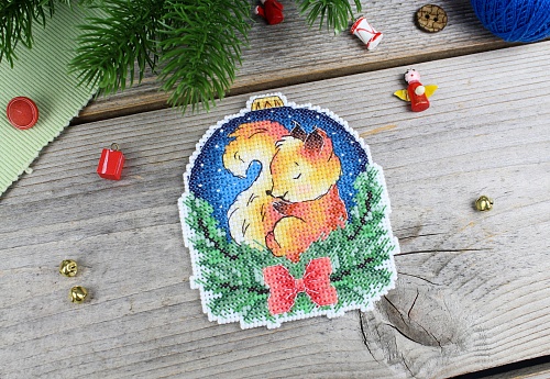 Новогодний шар с белочкой