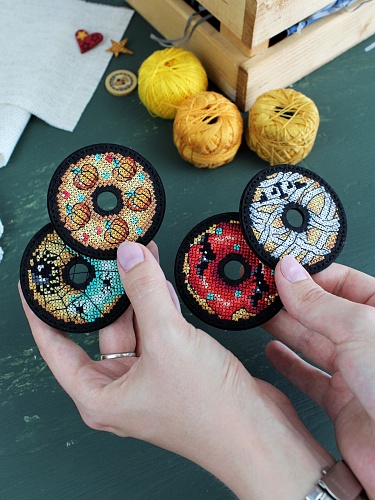 Хэллоуинские пончики. Значки. Магниты