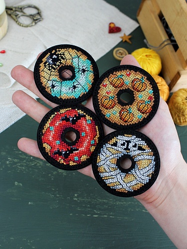 Хэллоуинские пончики. Значки. Магниты